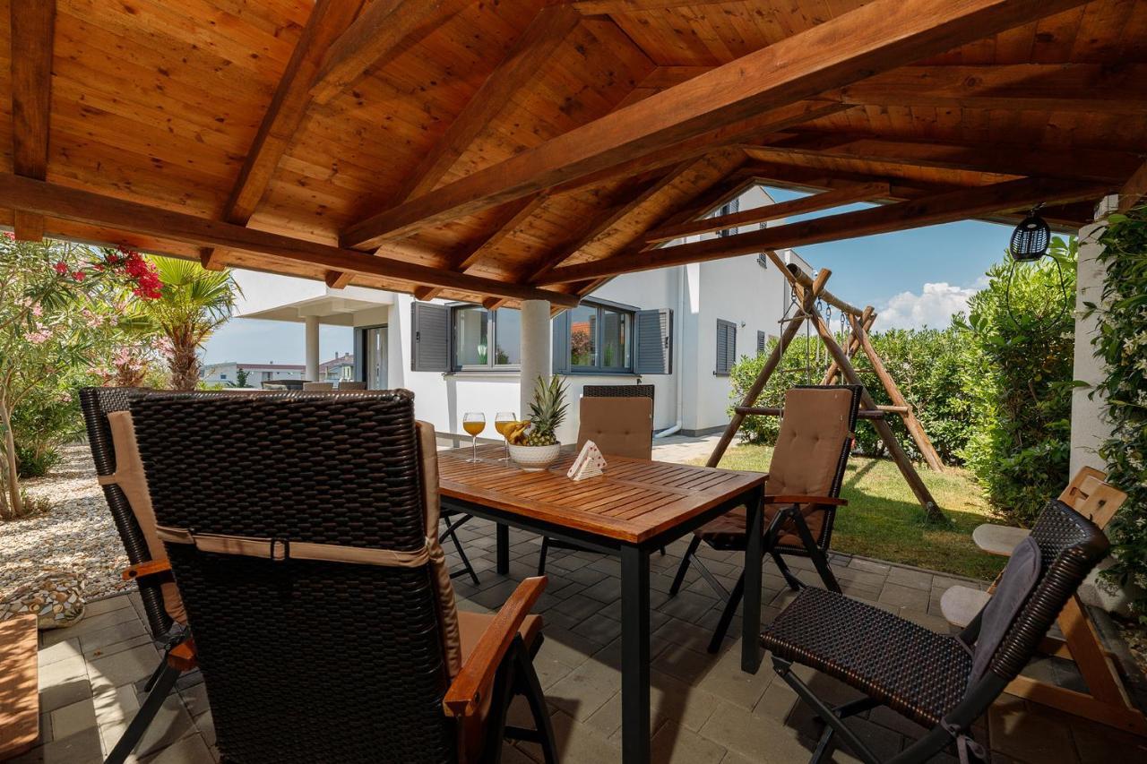 Malo Ferienvilla Privlaka, Pool, Boje, Wi-Fi, Wallbox Privlaka  Buitenkant foto