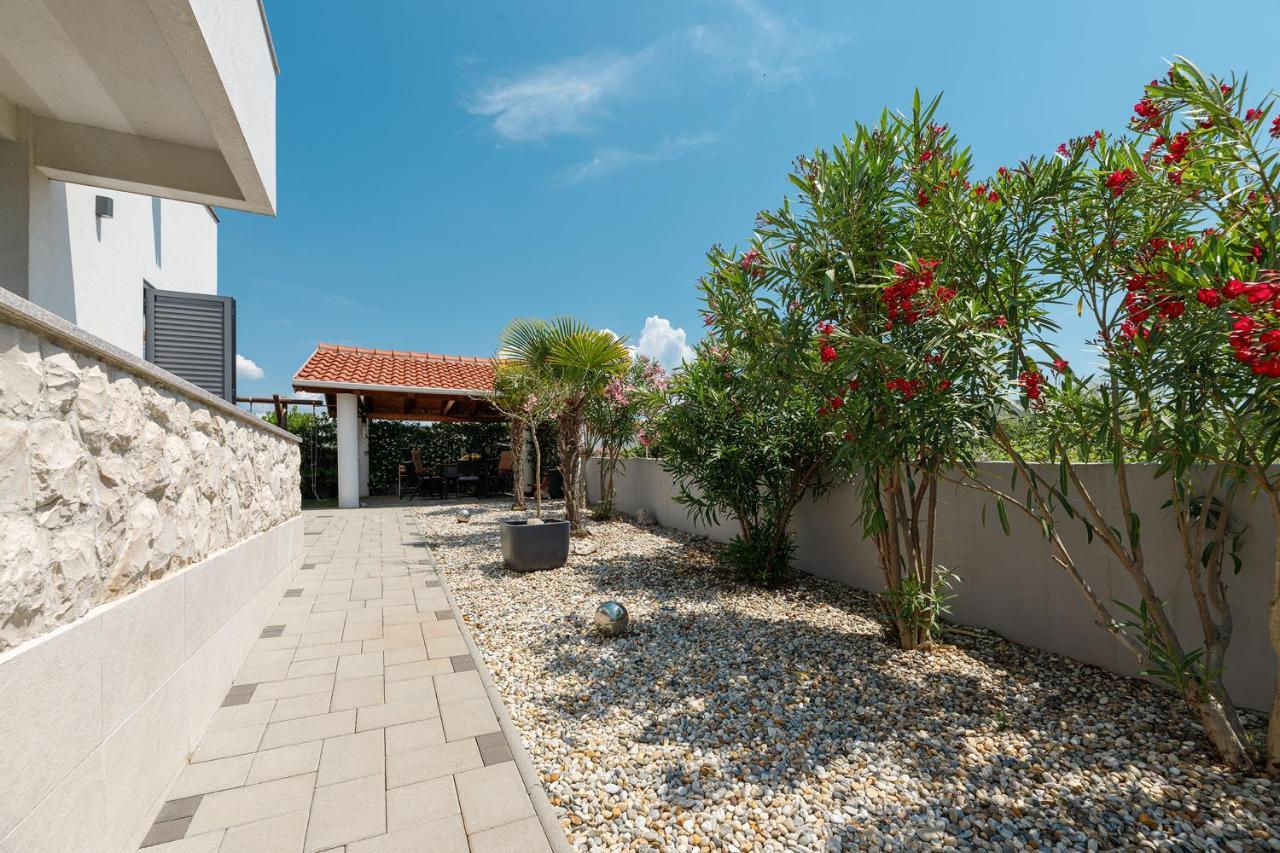 Malo Ferienvilla Privlaka, Pool, Boje, Wi-Fi, Wallbox Privlaka  Buitenkant foto